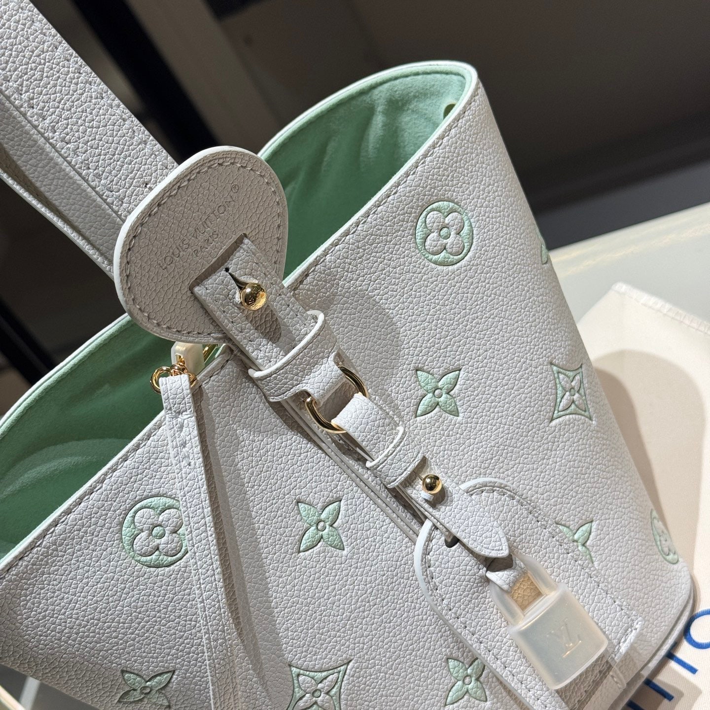 LULU -popular full-leather All in bb bucket bag, paired with a small bag