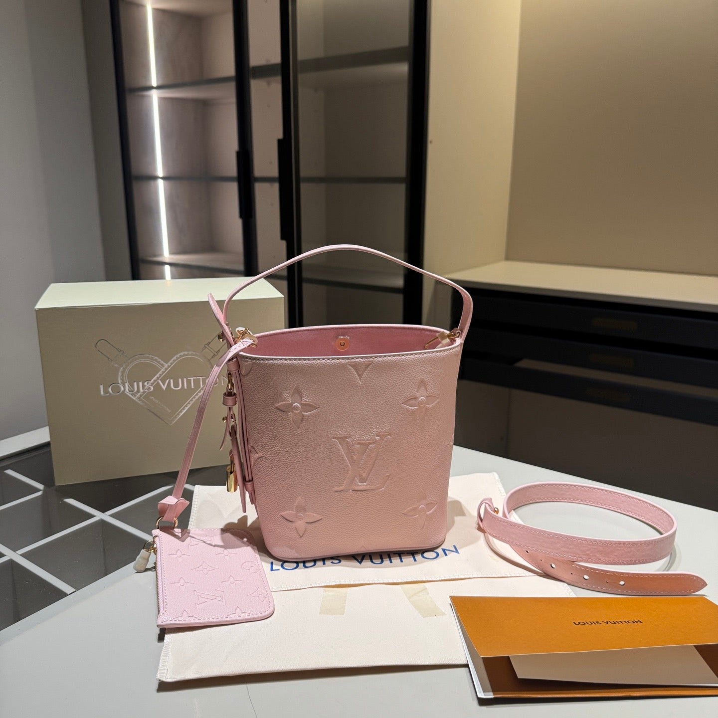 LULU-popular full-leather All in bb bucket bag, paired with a small bag