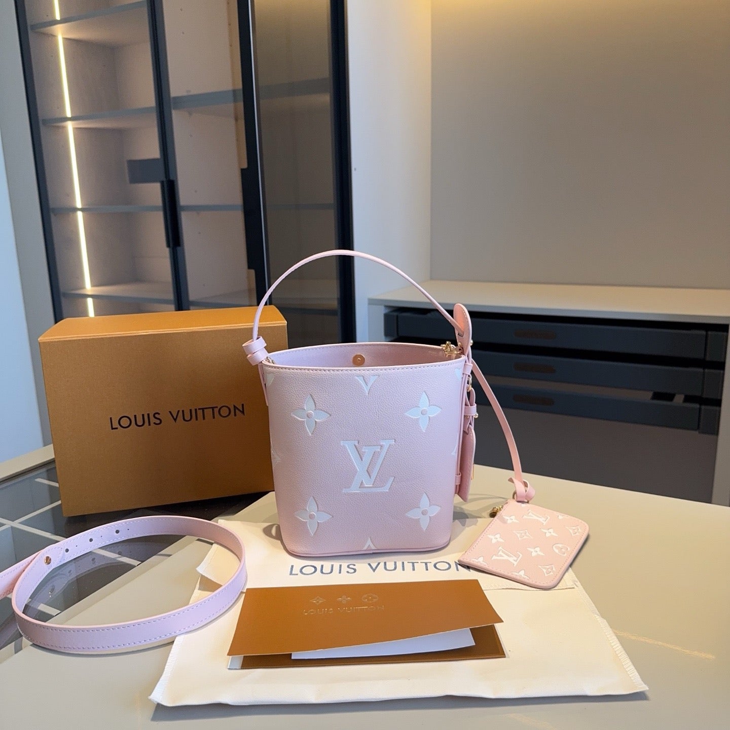 lulu popular full-leather All in bb bucket bag, paired with a small bag