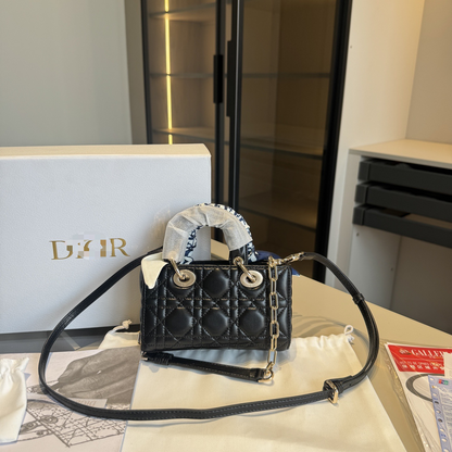 DD- lambskin diamond-patterned 💎 cross-body  bag