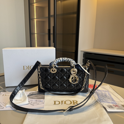 DD- lambskin diamond-patterned 💎 cross-body  bag