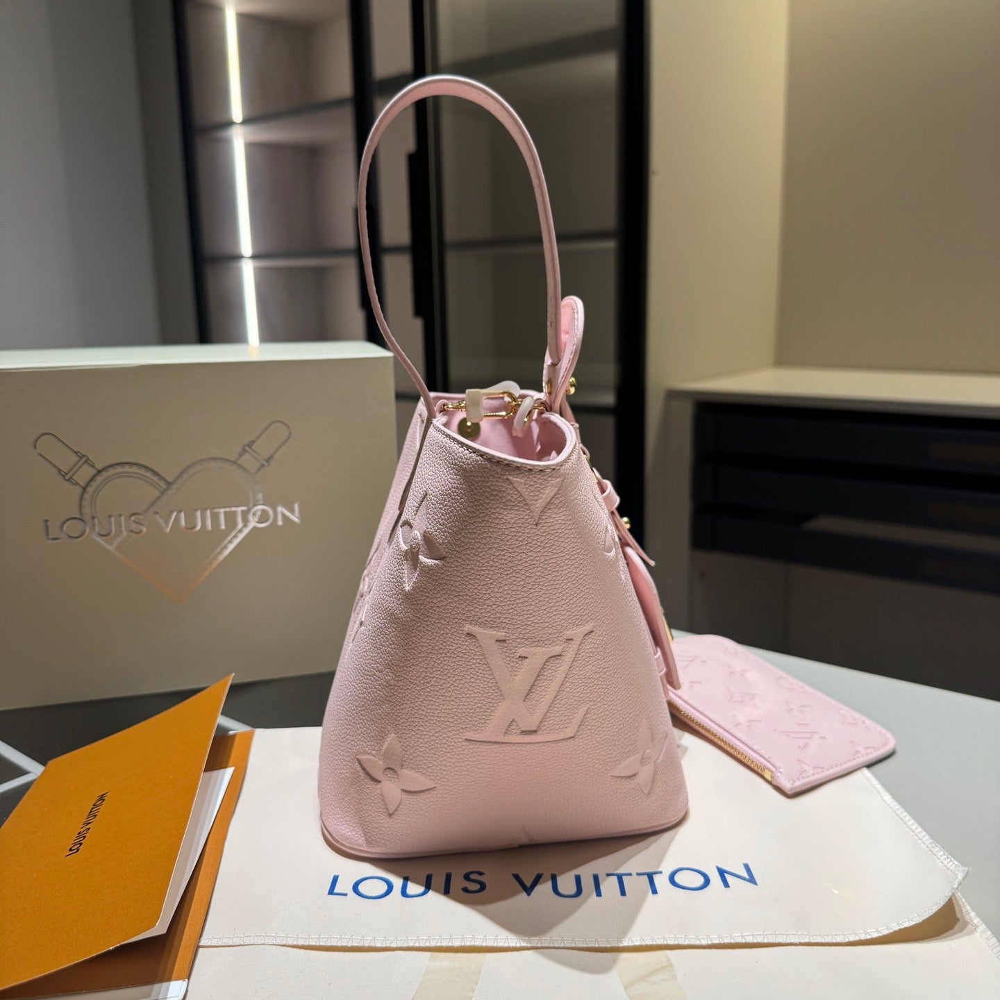 LULU-popular full-leather All in bb bucket bag, paired with a small bag