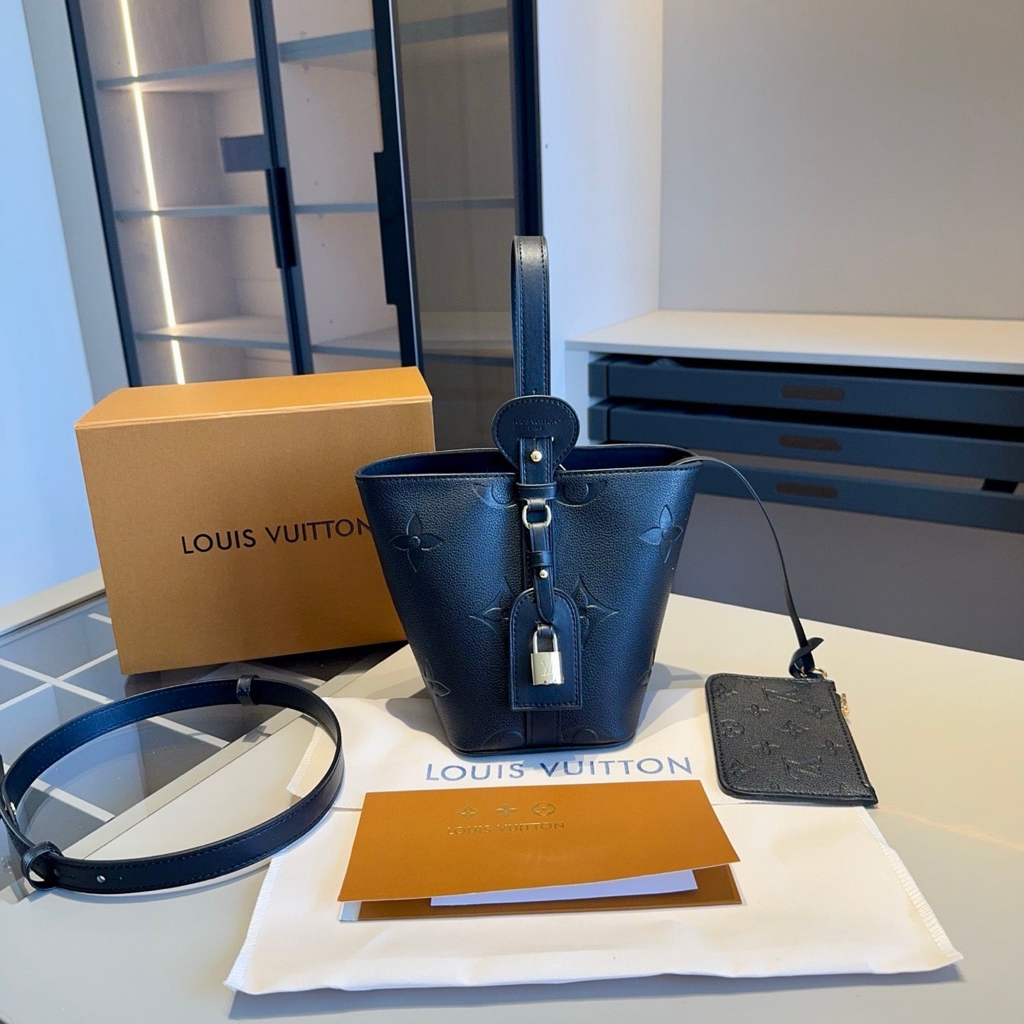 lulu popular full-leather All in bb bucket bag, paired with a small bag