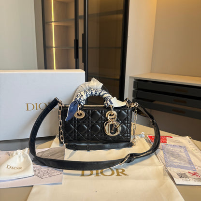 DD- lambskin diamond-patterned 💎 cross-body  bag