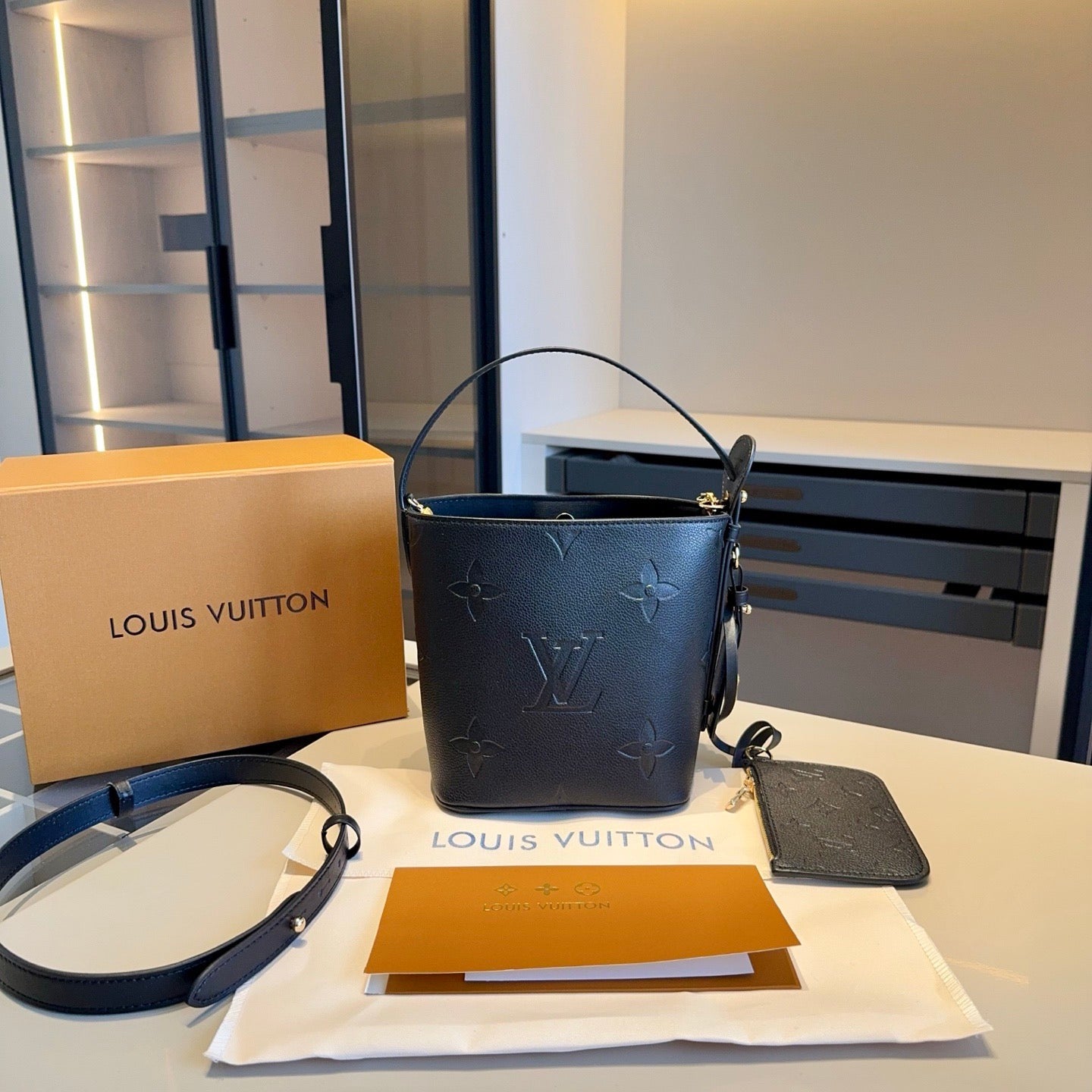 lulu popular full-leather All in bb bucket bag, paired with a small bag