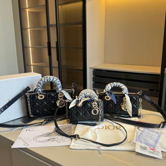 DD- lambskin diamond-patterned 💎 cross-body  bag