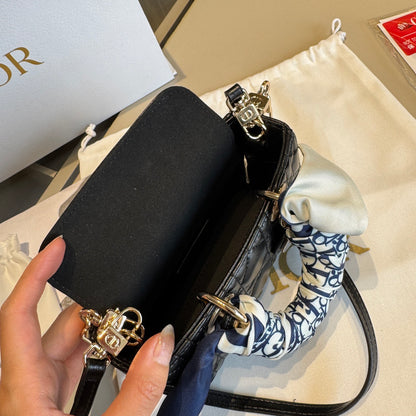 DD- lambskin diamond-patterned 💎 cross-body  bag